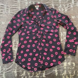 Express Portofino Slim Fit Lip Print Button Down Blouse Navy Pink Size Small